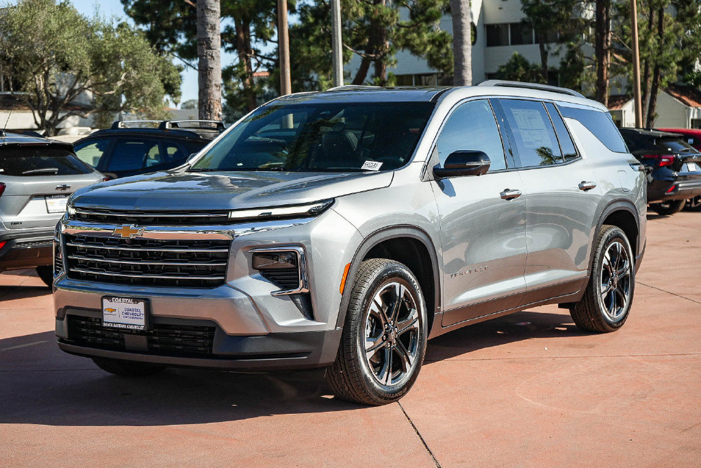 New 2027 Chevrolet Traverse LT w/ Sun and Wheel Package FWD image 3