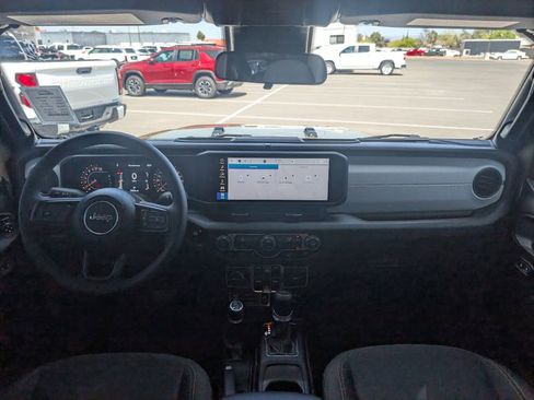 Used 2025 Jeep Gladiator Sport AWD/4WD image 11