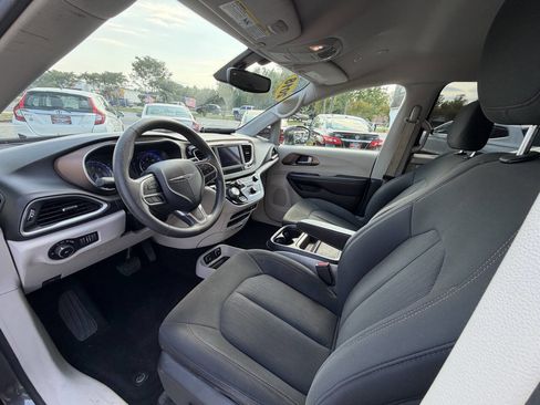 Used 2018 Chrysler Pacifica Touring Plus FWD image 12