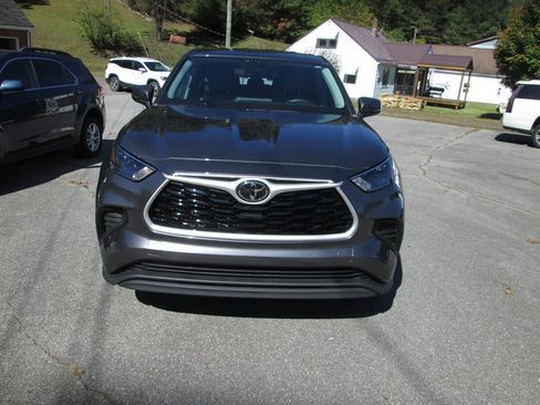 Used 2022 Toyota Highlander L image 2