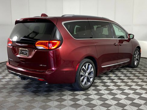 Used 2017 Chrysler Pacifica Limited image 9