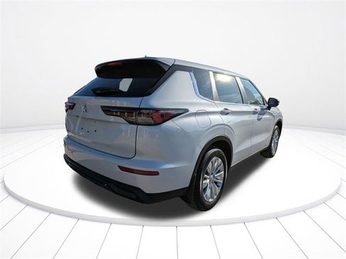 New 2025 Mitsubishi Outlander ES image 4