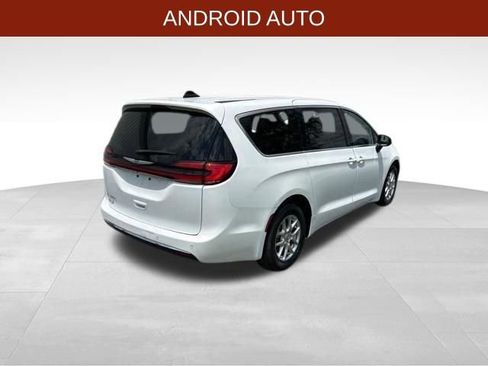 Used 2023 Chrysler Pacifica Touring-L FWD image 7