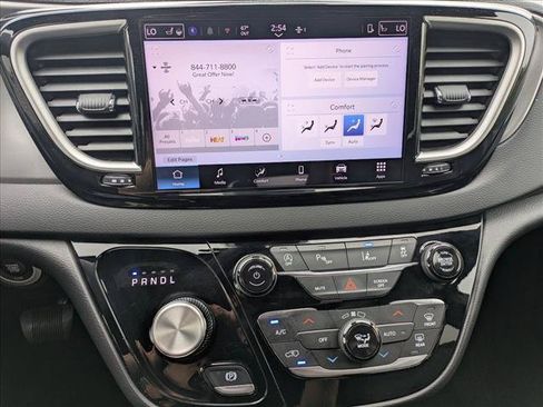 Used 2025 Chrysler Pacifica Select FWD image 13