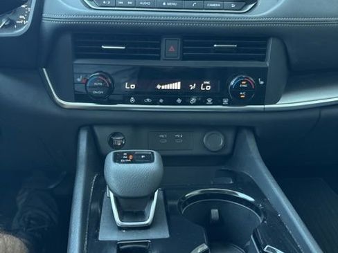 Used 2024 Nissan Rogue SV w/ SV Premium Package image 9