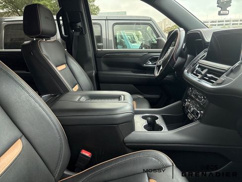 Used 2023 GMC Yukon XL AT4 w/ AT4 Premium Package image 3