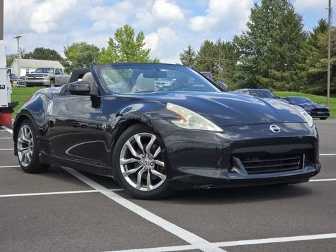 Used 2010 Nissan 370Z Touring RWD image 2