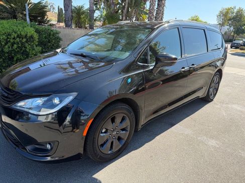 Used 2019 Chrysler Pacifica Limited w/ Advanced Safetytec Group FWD image 6