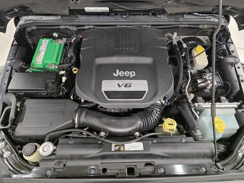 Used 2015 Jeep Wrangler Unlimited Sahara w/ Connectivity Group AWD/4WD image 60