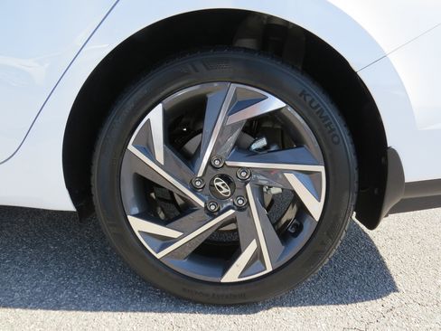 Used 2025 Hyundai Elantra Sport image 12