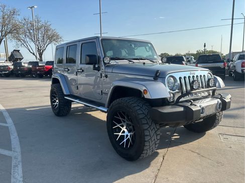 Used 2017 Jeep Wrangler Unlimited Sahara w/ Connectivity Group image 3