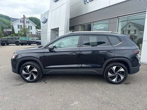Used 2025 Volkswagen Taos SE AWD/4WD image 9