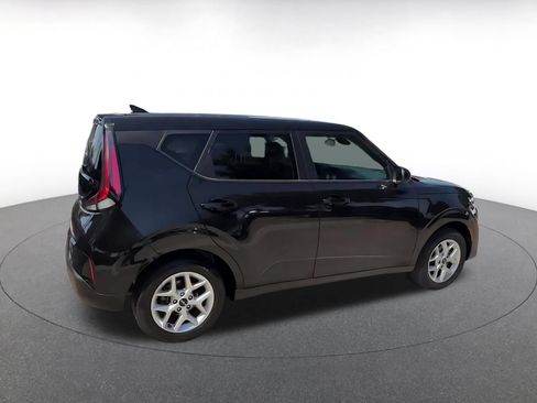 Used 2025 Kia Soul LX w/ LX Technology Package FWD image 14