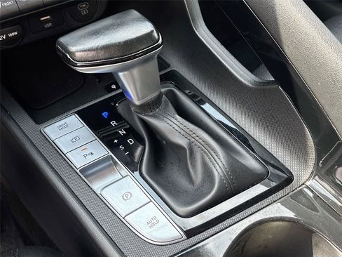 Used 2024 Hyundai Elantra Limited FWD image 17