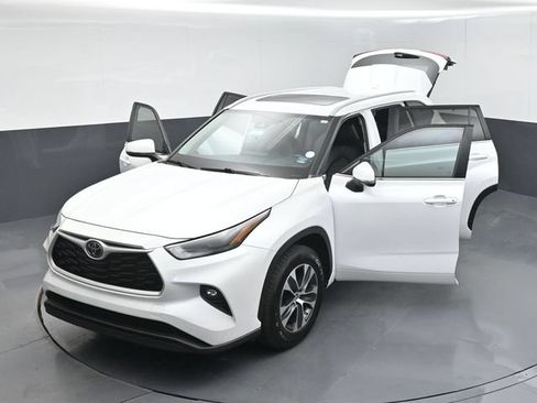 Used 2023 Toyota Highlander XLE FWD image 56