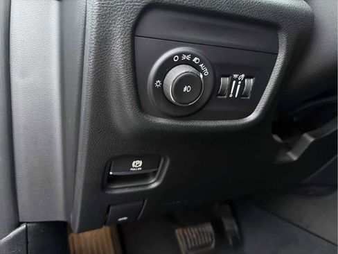 Used 2023 Jeep Grand Cherokee Limited image 16