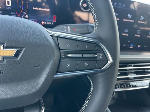 Used 2025 Chevrolet Traverse LT image 16