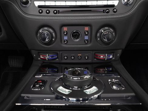 Used 2019 Rolls-Royce Dawn RWD image 36