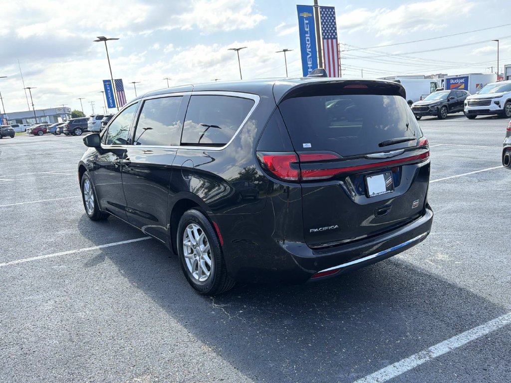 Used 2023 Chrysler Pacifica Touring-L FWD image 5