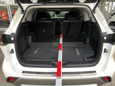 Used 2021 Toyota Highlander Platinum AWD/4WD image 19