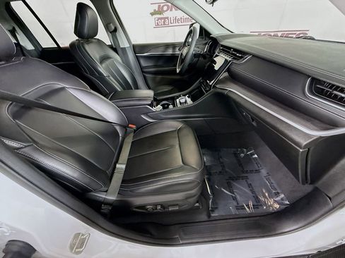 Used 2023 Jeep Grand Cherokee Limited w/ Black Appearance Package image 30