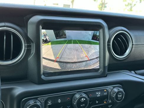 Used 2018 Jeep Wrangler Unlimited Sahara AWD/4WD image 27