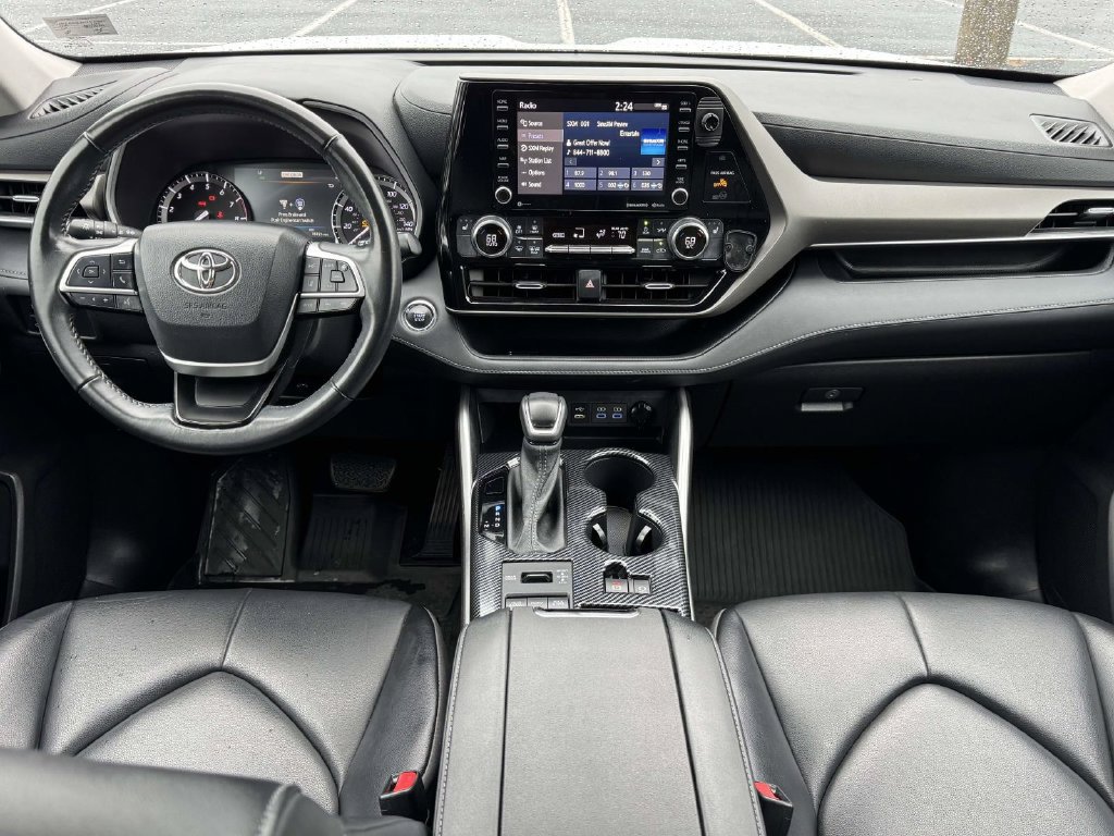 Used 2022 Toyota Highlander XLE AWD/4WD image 2