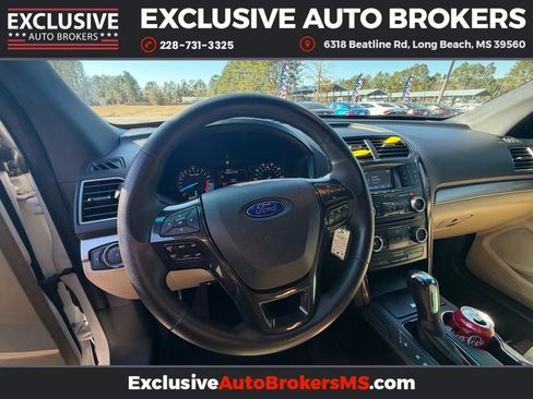 Used 2017 Ford Explorer XLT image 8