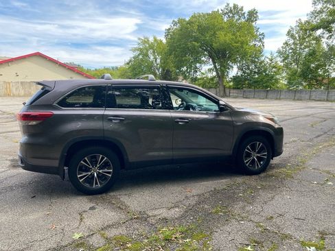Used 2019 Toyota Highlander LE AWD/4WD image 6