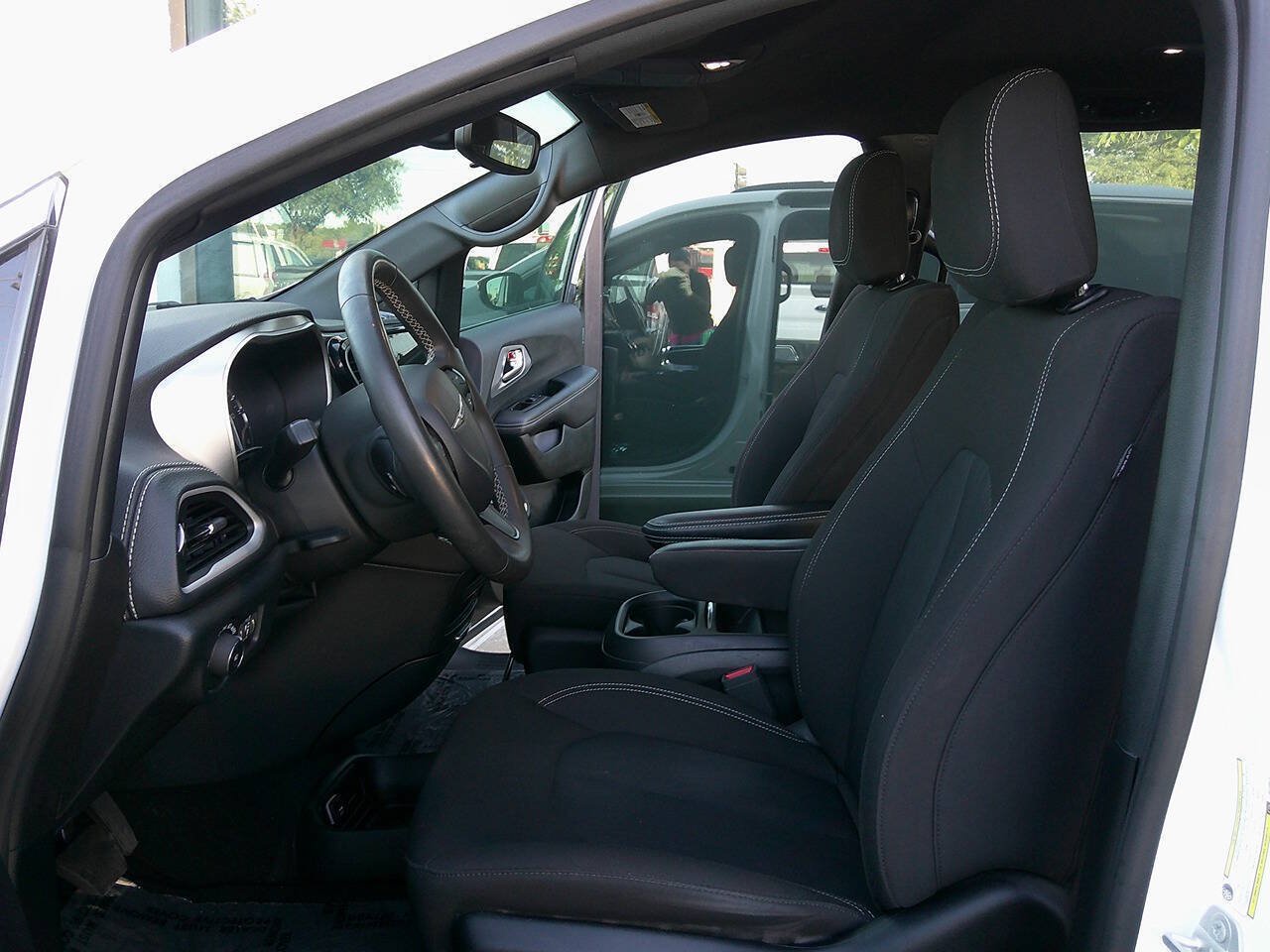 Used 2024 Chrysler Pacifica Touring FWD image 9