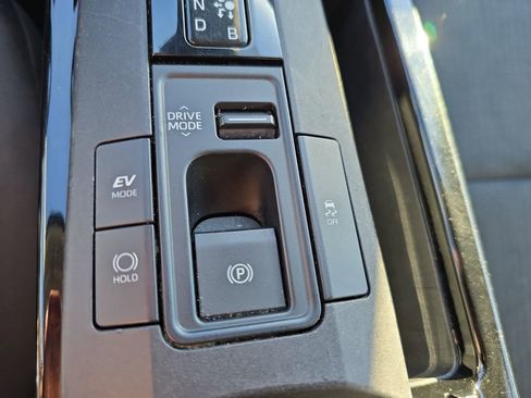 Used 2023 Toyota Prius LE image 11