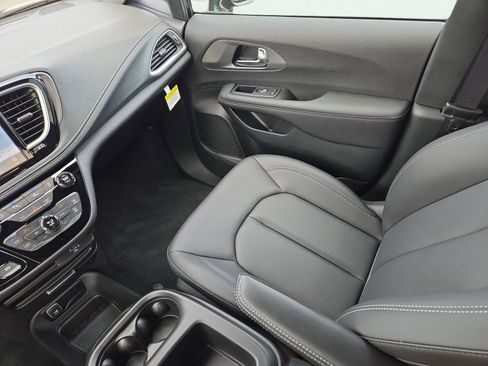 New 2026 Chrysler Pacifica Select image 15