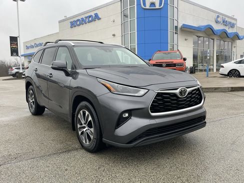 Used 2021 Toyota Highlander XLE image 1