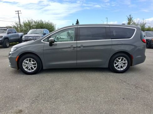 Certified 2023 Chrysler Pacifica Touring-L FWD image 5