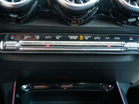 Used 2021 Mercedes-Benz GLB 250 4MATIC image 23
