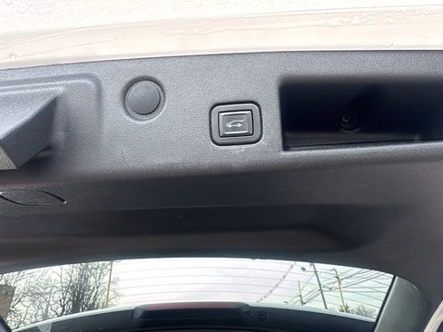 Used 2020 Chevrolet Equinox Premier image 18