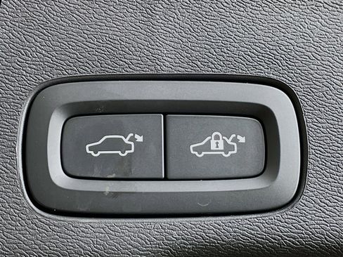 Used 2025 Volvo XC60 B5 Plus image 30