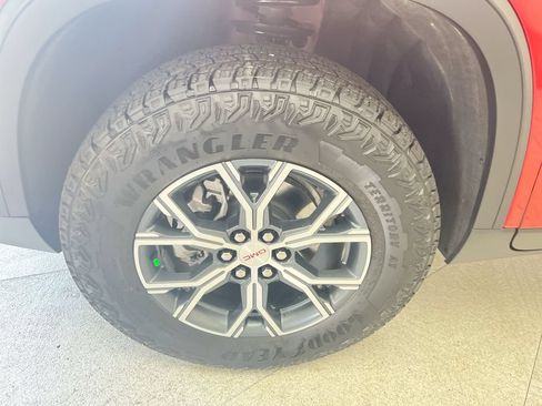 Used 2025 GMC Acadia AT4 w/ Luxury Package AWD/4WD image 14