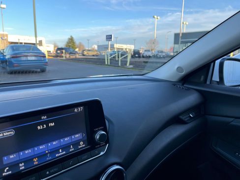 Used 2025 Nissan Sentra S image 33