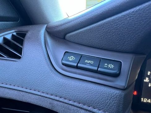 Used 2015 Cadillac Escalade Luxury AWD/4WD image 23