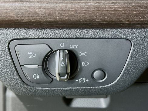 Used 2024 Audi Q5 Premium w/ Convenience Package image 17