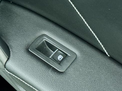 Used 2022 Volkswagen Tiguan SE w/ Panoramic Sunroof Package FWD image 28