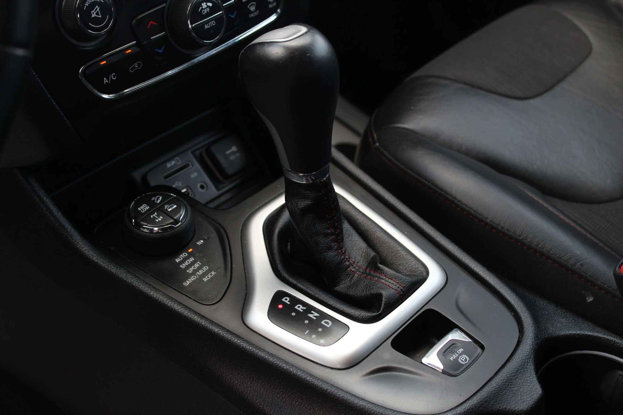 Used 2018 Jeep Cherokee Trailhawk AWD/4WD image 22