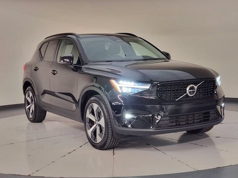 Certified 2026 Volvo XC40 B5 Plus AWD/4WD image 7
