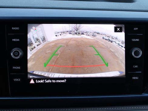 Certified 2024 Volkswagen Taos SE image 17