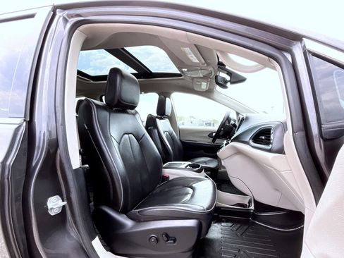 Used 2020 Chrysler Pacifica Limited FWD image 15