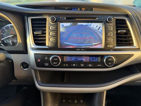 Used 2015 Toyota Highlander XLE image 10