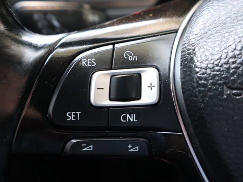 Used 2018 Volkswagen Tiguan SE AWD/4WD image 30