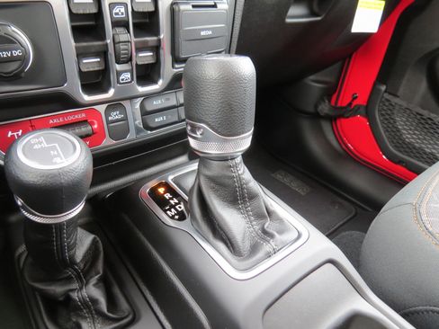 New 2025 Jeep Gladiator Mojave image 31