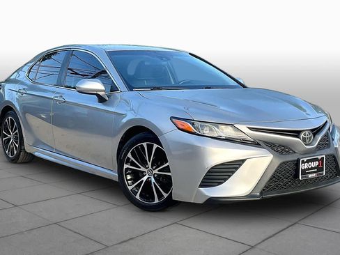 Used 2018 Toyota Camry SE FWD image 3